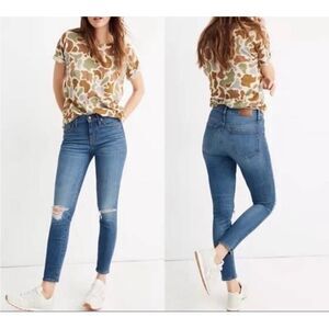 Madewell 9" High Rise Skinny Crop Jeans Delmar Wash
Distressed Knee Size 33
